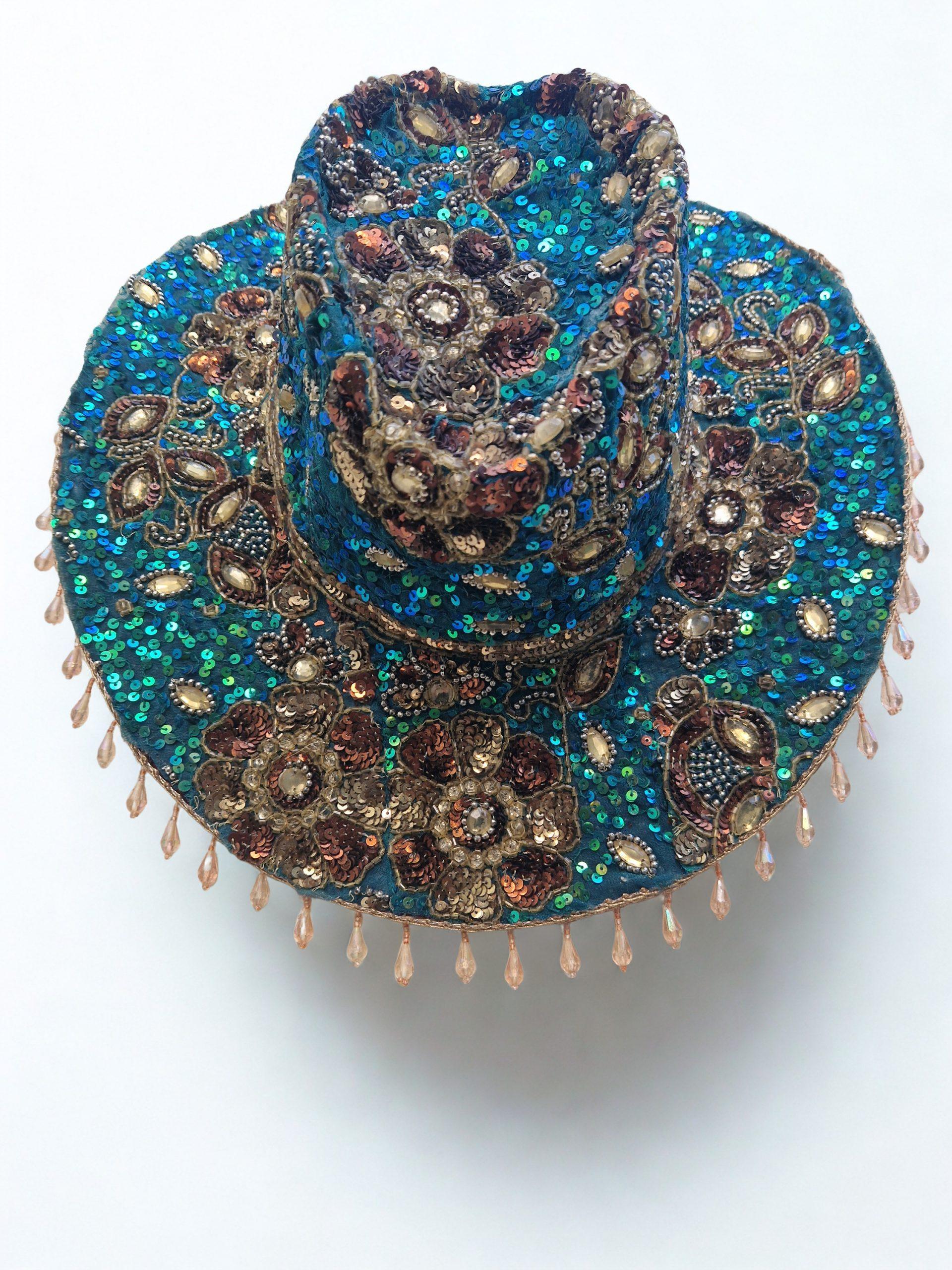 Sombrero Boho Artesanal Bordado a Mano con Lentejuelas y Cuentas color turquesa – Pieza Exclusiva - Imagen 2